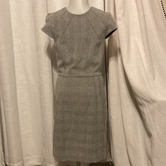 NWT fdress in woven fabric. Cap sleeves, and seam at waist. … - Picture 1 of 14